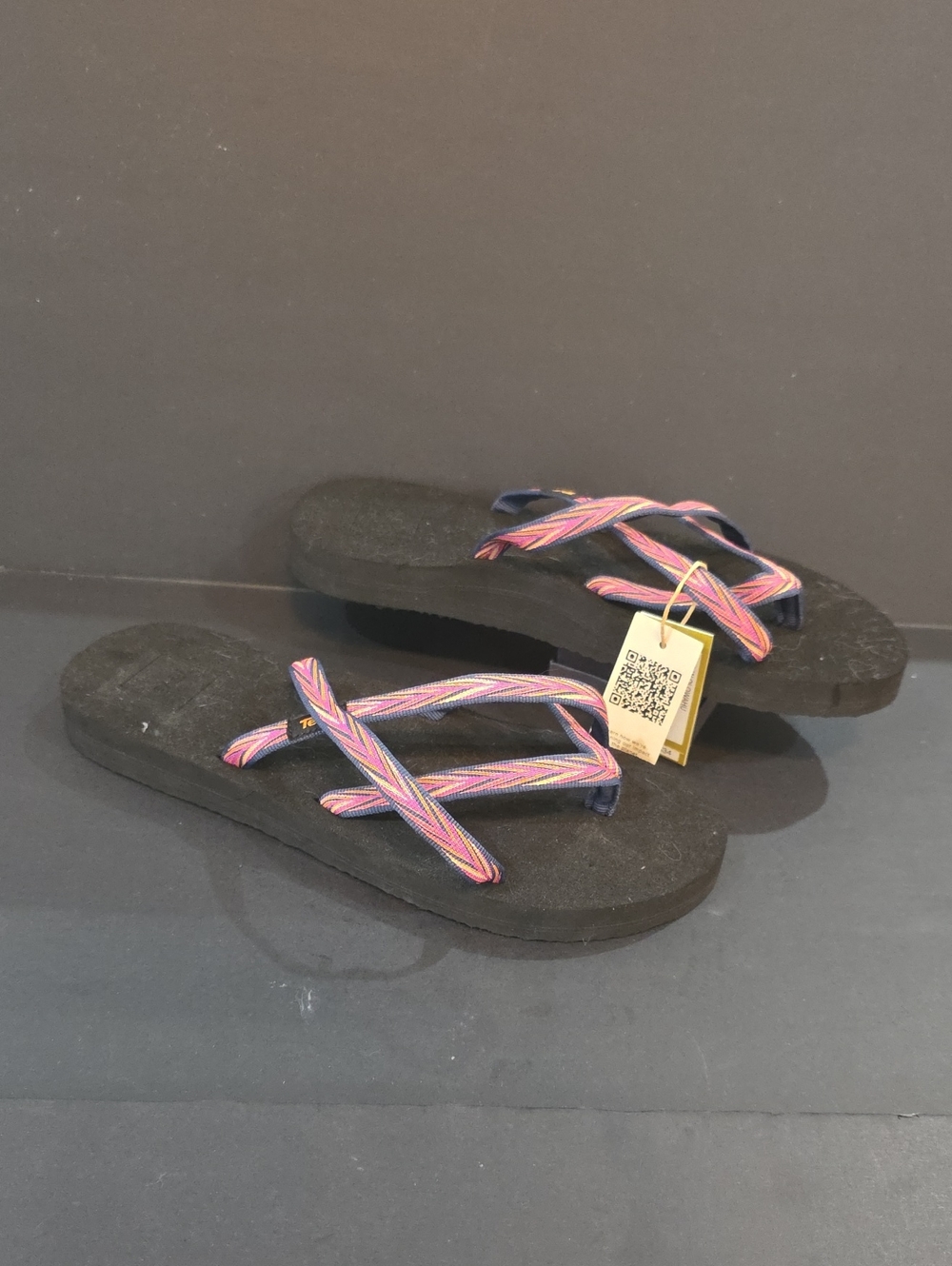 Teva Olowahu Women's Black Sandals with Pink & Blue Straps Size 9 NWT